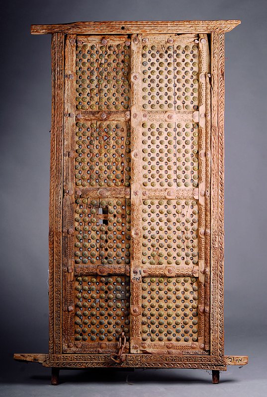 Tür, Indien, wohl Jaipur, 19.Jh., Holz, 8-fach kassettiert, Kassetten mit sternförmiger Durchbrucharbeit u.passenden Metallrosetten, umlaufend mit ...