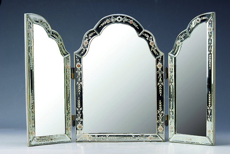 Aufklappbarer venezianischer Tisch/Schminkspiegel, um 1900, Spiegelglas z. T. facettiert, teilweise mattiert, drei Zierknöpfe fehlen, jedoch nicht ...