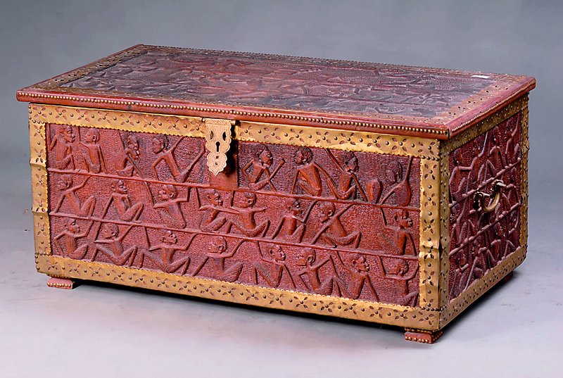 Truhe, Afrika, 30er/40er Jahre, schweres Urwaldholz, ohne Schloss, in engl Kolonialstil, Messingbandverz., allseitig Flachschnitzereien a.d. ...