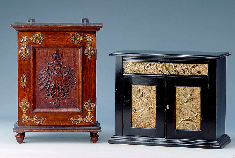 Gewürzschrank, deutsch, um 1880, Rotholz u. Eiche massiv, z.T.schwarz gelackt, Türen u. Schubladen mit Messingeinlage, diese nach ostasiatischem ...