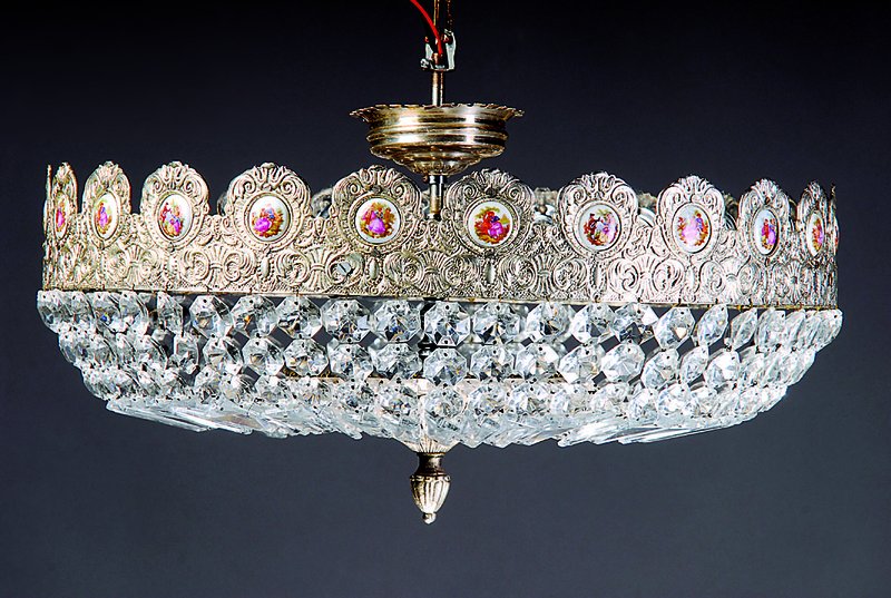 Deckenlampe, Spanien, um 1930, Weissbronzemontierung mit floralem Blatt-u. Rankendekor, diese versehen mit 23 handbemalten Porzellaneinsätzen, 4 ...