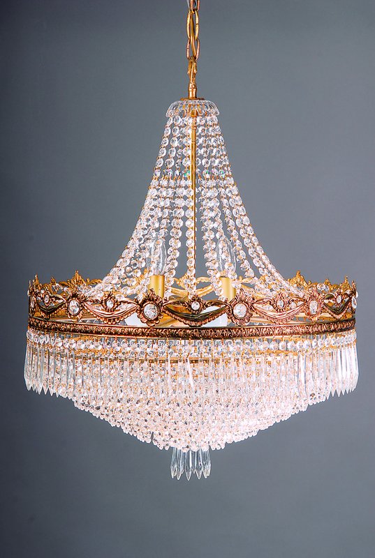 Prismenlüster, Spanien, 20/30er J., kaskadenförmige Prismenstränge, Messingkranz mit Blatt-u.Rankenwerk, einzapfenförmiger Behang, 6 ...