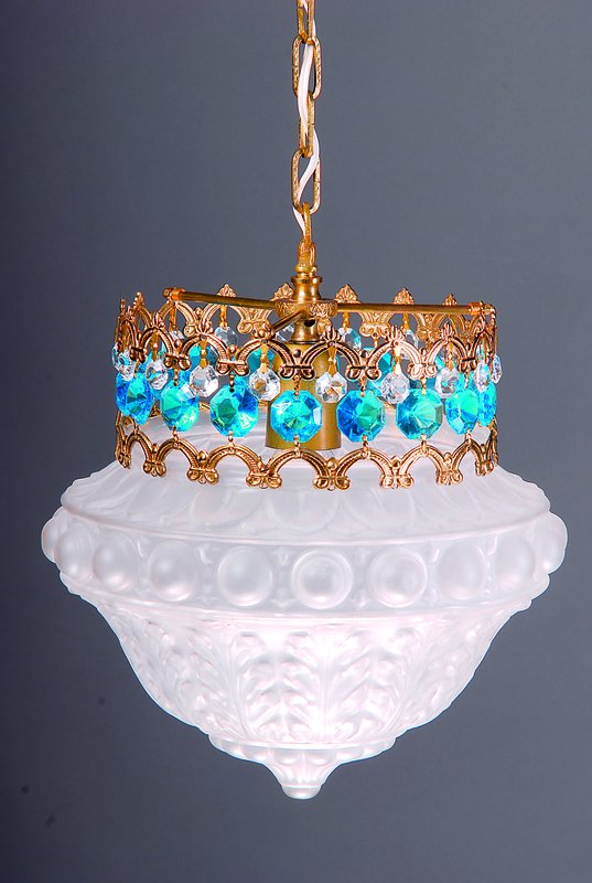 Kleine Deckenlampe, wohl Frankreich, um 1925-30, ornamentierter Messingkranz mit eingehängten türkisfarbenen Prismen, 1 Brennstelle, Lampenschirm ...