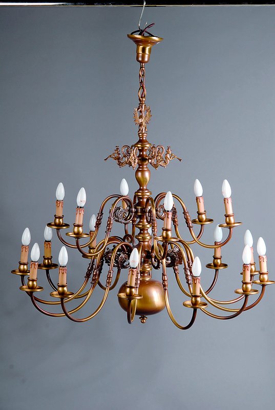 Große Deckenlampe, ca. 30 Jahre alt, Barockstil, Messing, 18 Brennstellen, D. ca. 100 cm, D. ca. 92 cm, Elektr. nicht geprüft, dazu eine Wandlampe