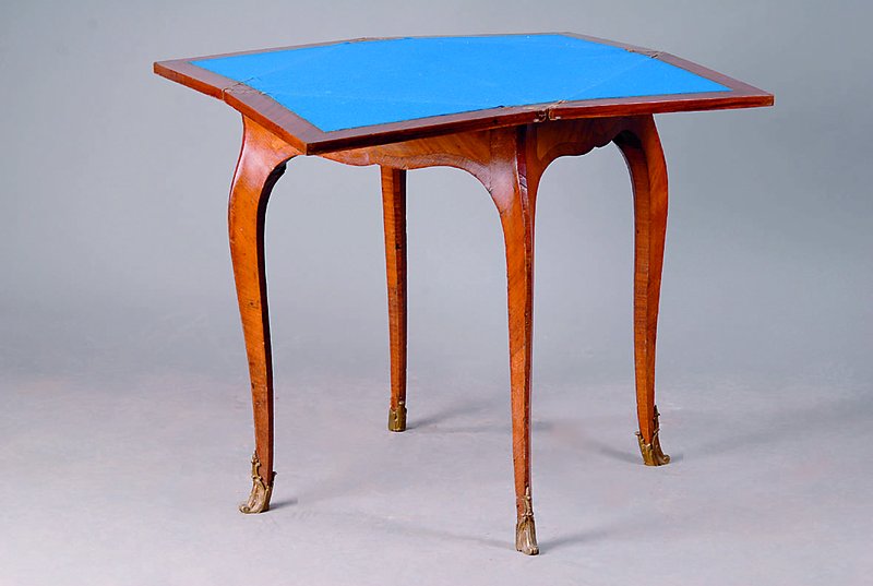 Spieltisch, Frankreich, um 1870, Korpus HH, Satin- u. Rosenholz z.T. gesp. verlegt, Banintarsien, Füße m. Bronzeschühchen im Barockstil, ...