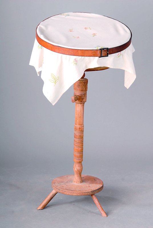 Stick-Rahmen, deutsch, um 1880-90, Weichholz gedrechselt, auf drei Füßen stehend, mit Kugelgelenk zum Verstellen der Neigung, äußerer Rahmen ...