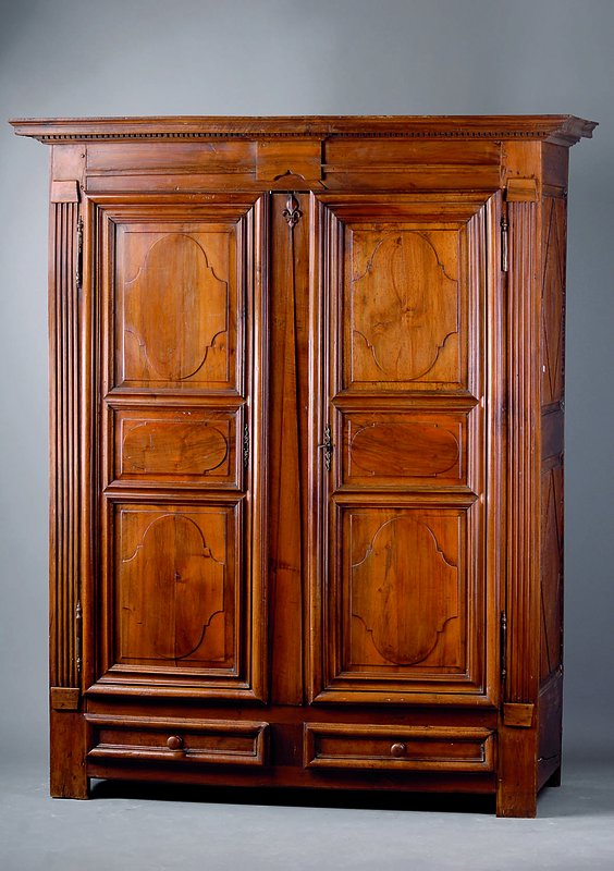 Kleiderschrank, Frankreich, um 1750, Nußbaum/Eiche massiv, kompl. a.Rahmen gearb., doppelt u. 3-fach getreppt, Inlets aus Elypsen u. Rechtecken ...