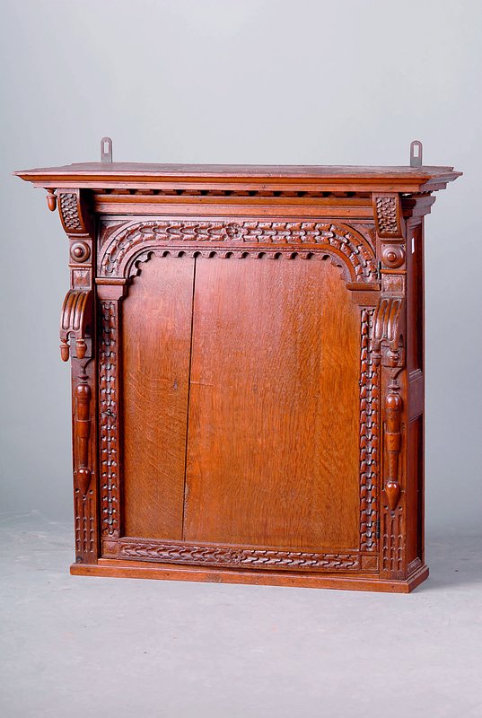 Hängeschränkchen, Nordfrankreich, um 1870/80, Eiche massiv, Schuppenschnitzerei m. aufgelegten Zierteilen im Renaissancestil, Türe passig, ...