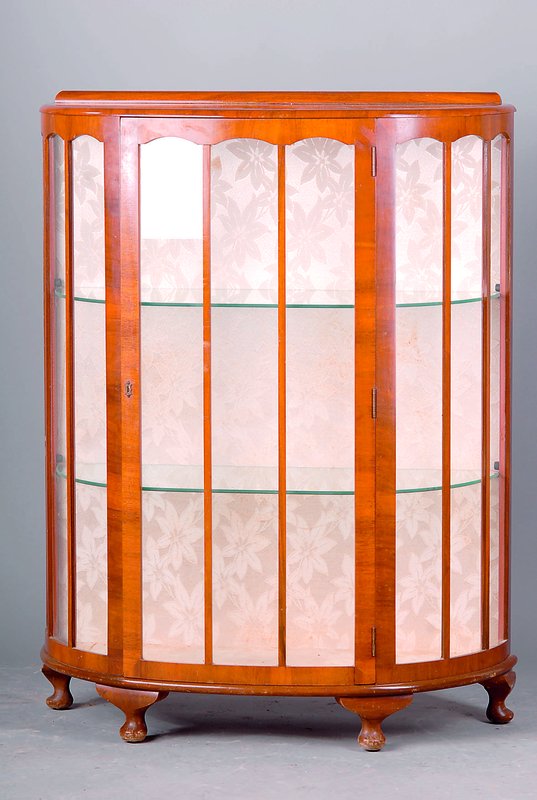 Franz. Vitrine, um 1935, Front u. Seiten gebogt, jede Abteilung in sich 3-fach gegliedert, 3 Einlegebretter, kaukasisch Nußbaumfurnier, kl. ...