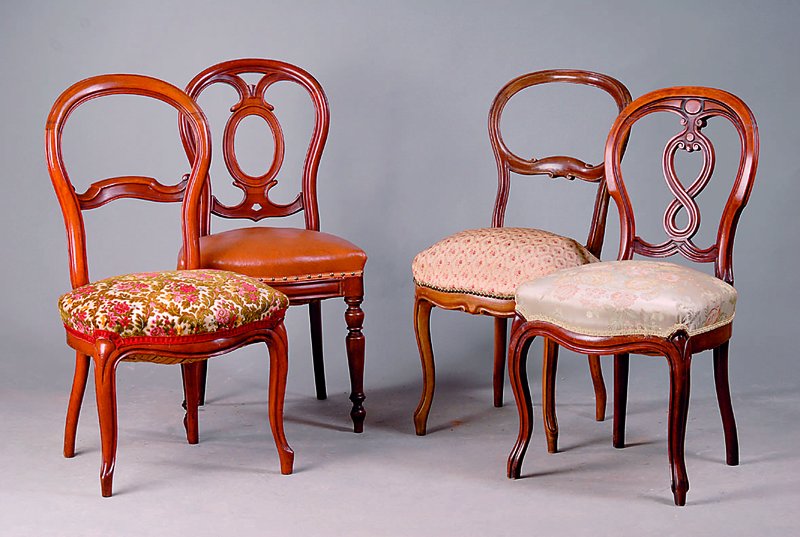 5 sog. Brezelstühle, Frankreich/süddeutsch, zwischen 1835-1880, Gestell Nußbaum massiv, allseitig geschweift, geschnitzt u. gerieft, in Form u. ...