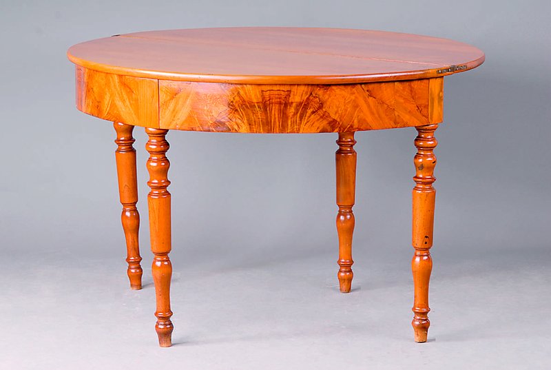 Demi-Lune, halbrunder Klapptisch, deutsch, um 1830, Nußbaum massiv und furniert, Fuß ausklappbar, restauriert, Gebr.-Sp., H. ca. 77cm, D. ca. 113 cm