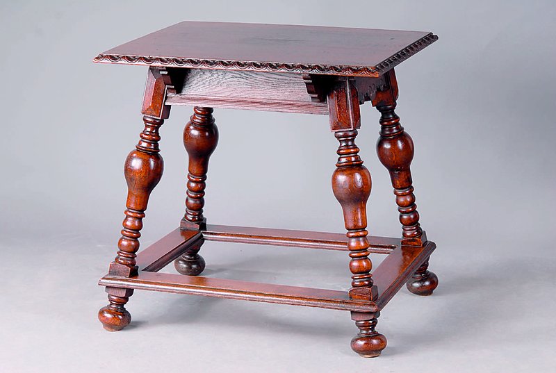 Kleiner Tisch, deutsch, um 1880-90, Eiche massiv, auf vier Balusterbeinen, geschnitzt, gedrechselt, rest., ca. 77x77x63 cm