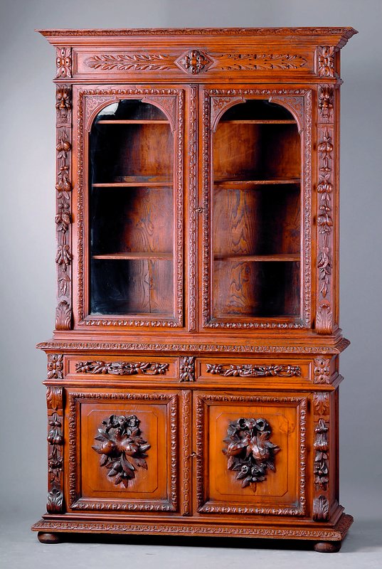Prunkvitrinenschrank, Nordflandern, um 1870/80, Eiche massiv, kompl. a. Rahmen gearb., reiche Schnitzereien im Barockstil, Früchte, Schleife u. ...