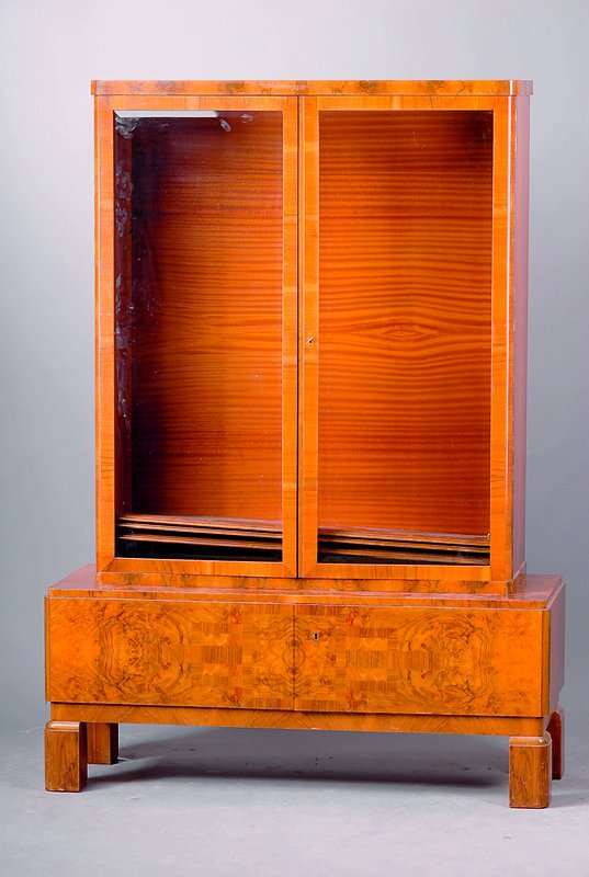 Art Deco Vitrine, deutsch, um 1930/32, Korpus HH/WH, ausladendes Unterteil, kaukasisch Nußbaum/Wurzelnußfurnier gesp. verlegt, z.T. waagerecht ...