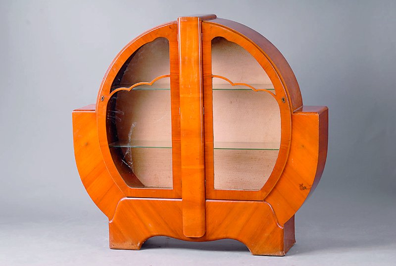 Art Deco Vitrine, Frankreich, um 1935, geomatr. Formen der Kugel, beckenhaft eingegliedert, Wurzelnußfurnier gesp.u. quer verlegt, WH, 2 ...