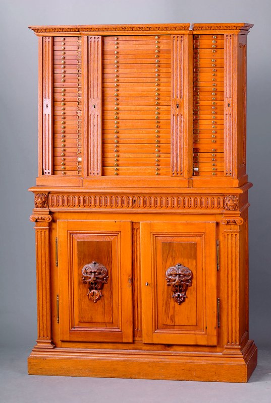 Münzschrank, deutsch, um 1900, Eiche massiv, Unterteil mit zwei Türen und einer großen Schubladen, Oberteil mit 81 Münzschubladen, kl. Stück der ...