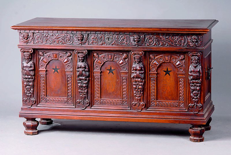 Truhe, deutsch, um 1880, Eiche massiv, a. Rahmen gearb., im Renaissancestil, Front 3-fach gegliedert, Kyriatiden u. Maskeronschnitzereien, Füße ...