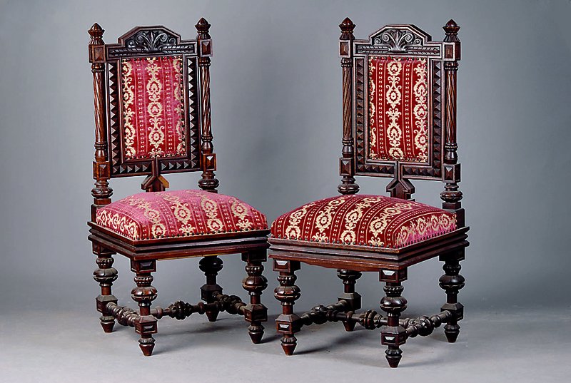 4 Gründerzeitstühle, deutsch, um 1880, z.T. Nußbaum massiv, reiche Drechselarbeit, sehr aufwendig, Polsterung a.d. Zeit, Bezüge 60er Jahre, 1 ...