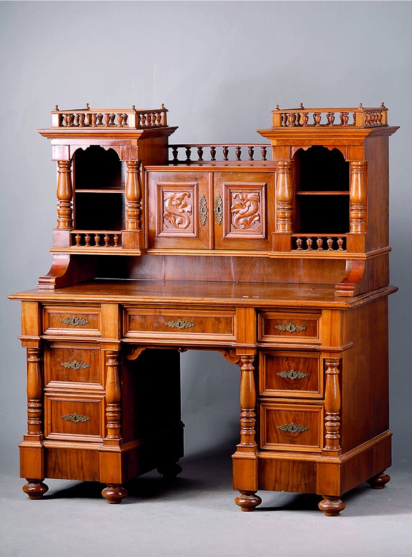 Aufsatzschreibtisch, Gründerzeit, um 1880, Korpus WH, Wurzelnußfurnier gesp. verlegt, Unterteil 6 integr. Schubladen m. 4-fach getreppten ...