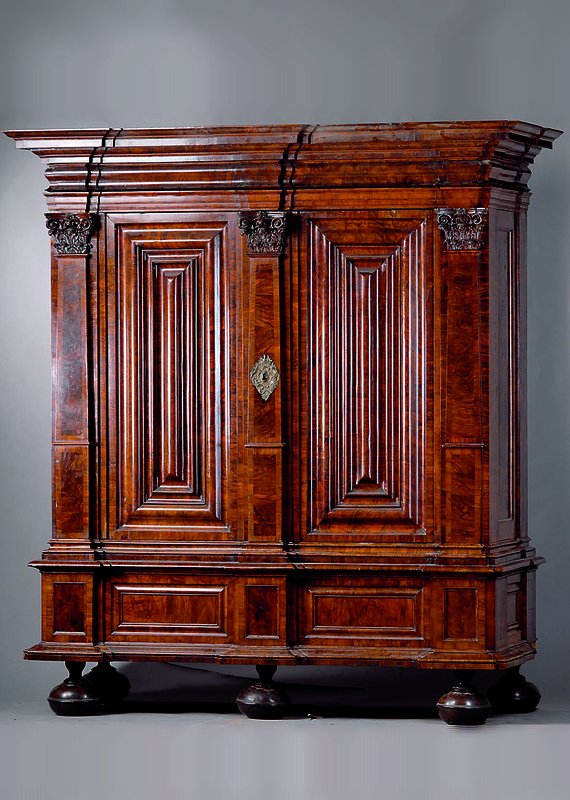 Prunkschrank, Frankfurt/Mainz, um 1690/ 1700, Korpus Wurzelholz, ausgesuchte Qualität u.Wurzelnußfurnier, größtenteils horiz.verlegt, ...