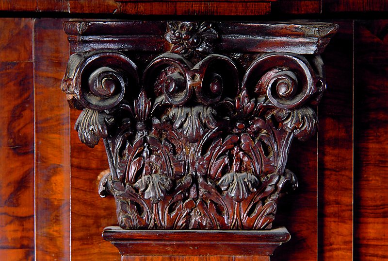 Detail a: Prunkschrank, Frankfurt/Mainz, um 1690/ 1700, Korpus Wurzelholz, ausgesuchte Qualität u.Wurzelnußfurnier, größtenteils horiz.verlegt, ...
