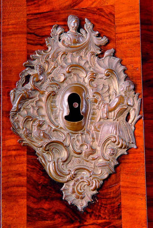 Detail b: Prunkschrank, Frankfurt/Mainz, um 1690/ 1700, Korpus Wurzelholz, ausgesuchte Qualität u.Wurzelnußfurnier, größtenteils horiz.verlegt, ...