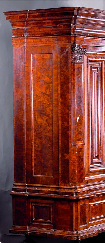 Detail c: Prunkschrank, Frankfurt/Mainz, um 1690/ 1700, Korpus Wurzelholz, ausgesuchte Qualität u.Wurzelnußfurnier, größtenteils horiz.verlegt, ...