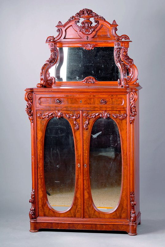 Vertiko, norddeutsch, um 1850, Korpus WH/Eiche, Kugelfüße fehlen, Ecken abgeplattet m. aufgestezten Schnitzereien a.d. Vollholz, z.T. Nußbaum ...
