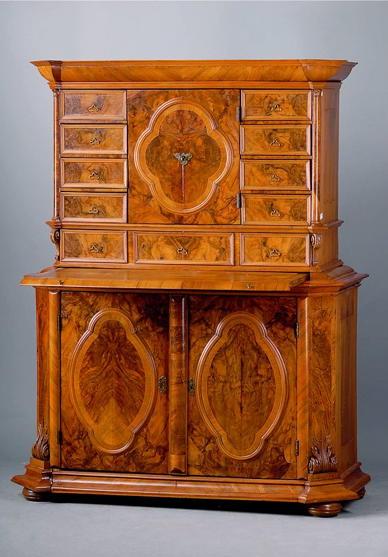 Aufsatztabernakelsekretär, Flandern, um 1720/30, Aufsatzteil: 11-schübig, Mittelteil verschließbar, Tabernakelteil m. 2 integr. Schubladen, ...