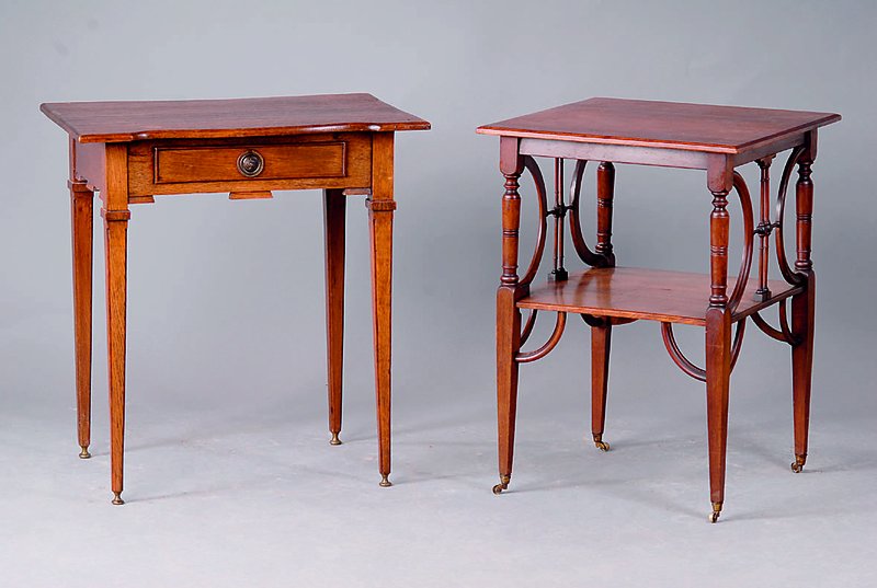 Beistelltisch, England, um 1800, Eiche massiv, verlaufende Spitzbeine, Zarge in sich 3-fach getreppt, integr. Schublade, Auflegeplatte frontal ...