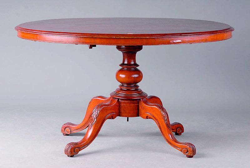 Ovaler Tisch, Gründerzeit, um 1880, Mittelsäule: Balusterschaft m. 4 Auslegern, Akantusblattschnitzerei a.d. Vollholz in Voluten auslaufend, ...