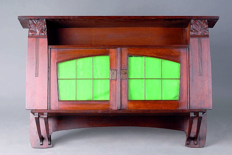 Hängeschränkchen, deutsch, um 1904/05, abstrakter Jugendstil, Eiche massiv, Oberteil als Zierfach, Mittelteil m. Einlegebrett, grün verglast, ...