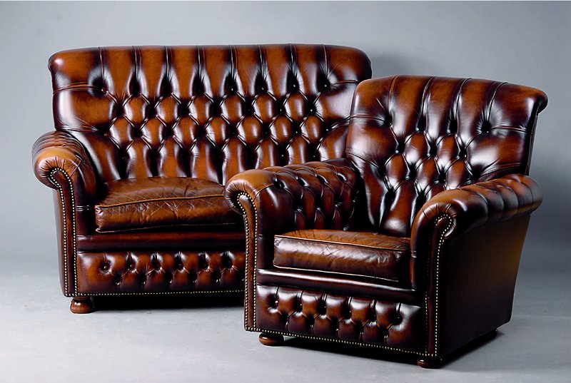 Sog. Chesterfield Garnitur, nach engl. Vorbild v. 1910, neuere Ausführung, lose paspolierte Sitzkissen, Front u. Lehnen geheftet u. genoppt, ...