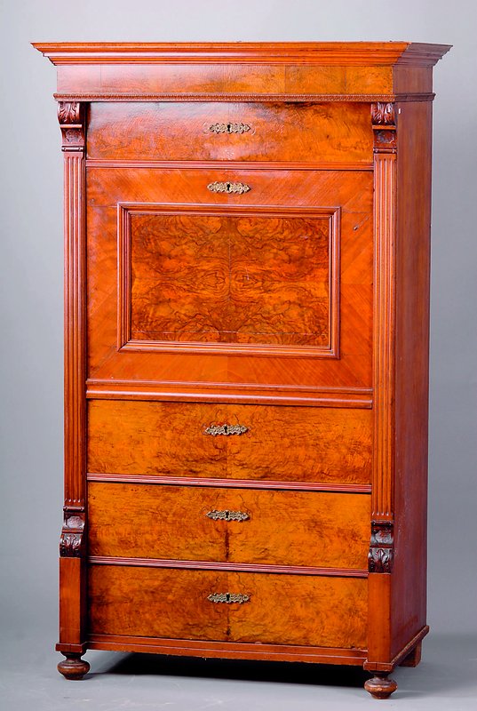 Schranksekretär, deutsch, um 1880/90, 4-schübig, Korpus WH, Wurzelnußfurnier z.T. gesp. verlegt, Lisenen 3-fach gerieft u. jeweils in Voluten ...