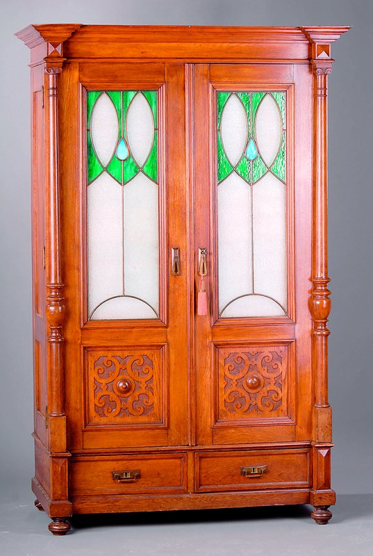 Wäscheschrank, deutsch, um 1900, Jugendstil, Eiche, kompl. auf Rahmen gearb., 3/4 Säulen, reich gedrechselt z.T. im korinthischem Stil, Glasteile ...
