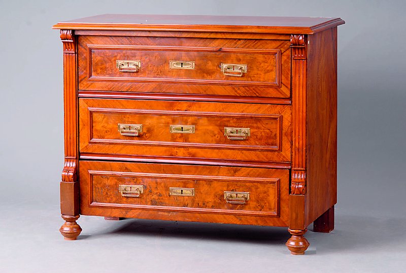 3-schübige Kommode, Gründerzeit, um 1880/90, WH, Wurzelnußfurnier gesp. u. doppelt gesp. verlegt, Lisenen 3-fach liniert, m. doppelten ...