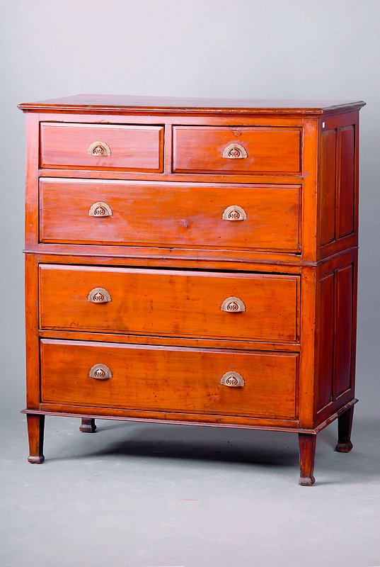 Hochkommode, England, um 1800, 6-schübig, Nußbaum/Satinholz z.T. auf Rahmen gearb., Metallbeschl., stärkere Gebr.-Sp., alt belassen, wohl ...