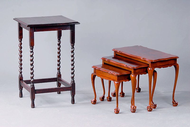Beistelltisch, Flandern, um 1900, Eiche massiv, gedrechselte Beine, verschränkt, Platte einfach getreppt, l. verzogen, Gebr.-Sp., ca. 74x47x48 cm