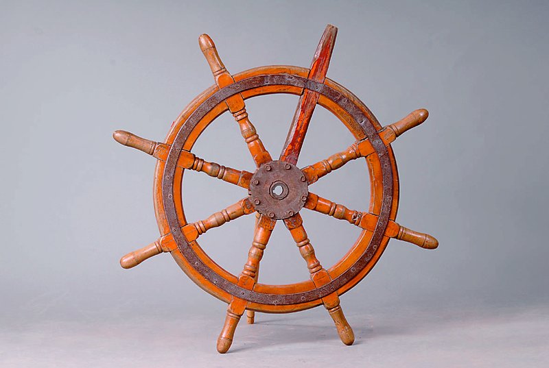 Steuerschiffsrad, deutsch, um 1900, Nußbaum massiv, 8-sprossig, 1 Sprosse ersetzt, alte Beschl. a.d. Zeit, Reste alter Einfärbung, ...
