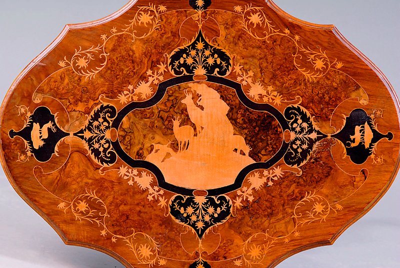 Detail a: Beistelltisch, England, um 1900-10, Nußbaum geschnitzt und gedrechselt, Platte reich intarsiert mit versch. Edelhölzern, H. ca. 75 cm, B. ca. 75 ...
