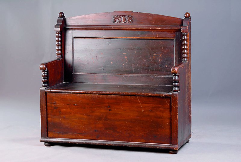 Sitzbank, deutsch, um 1900/10, WH, Kanten Buche massiv, freistehende gedrechselte Säulen, nach romanischem Vorbild, z.T auf Rahmen gearb., ...