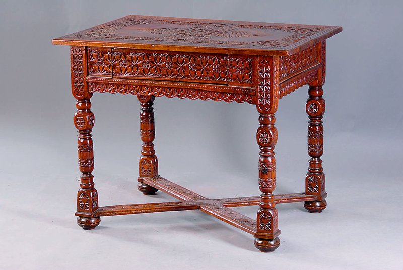 Tisch, deutsch, um 1870, Buche/Nußbaum massiv, im sog. altdeutschen Stil, Flachschnitzereien a.d. Vollholz, germanisierend u. geometrisierend, ...