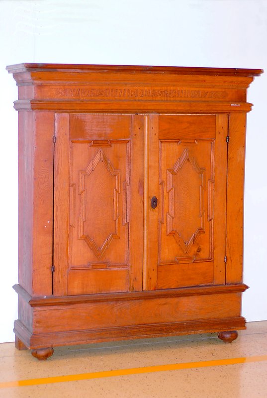 2-türiger Dielenschrank, mittel- bzw. norddeutsch, um 1766 (dat.), sog. Mitgiftschrank, Eiche massiv, Front z.T. auf Rahmen gearb., aufgesetzte ...