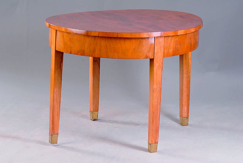 Salontisch, Österreich/Wien, um 1835/40, dickes Nußbaumfurnier, Wurzelnuß doppelt u. 3-fach gesp. verlegt, Zarge passig, integr. Schublade, Füße ...