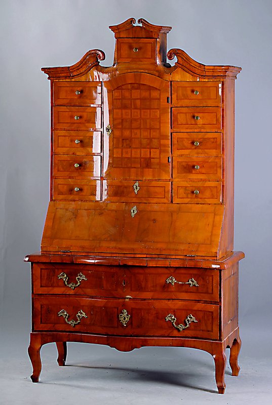 Tabernakelsekretär, wohl Sachsen, um 1750, 2-teilig, Unterteil 2-schübig, Korpus WH, altes Wurzelnußfurnier gesp. verlegt, Bandintarsien, ...