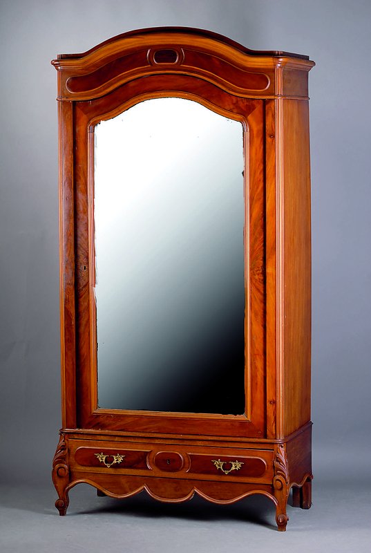 Kleiderschrank, Elsass/Lothringen, um 1880/90, Korpus Eiche massiv, Wurzelnußfurnier z.T. gesp. verlegt, abgeplattete Ecken, diese verziert m. ...
