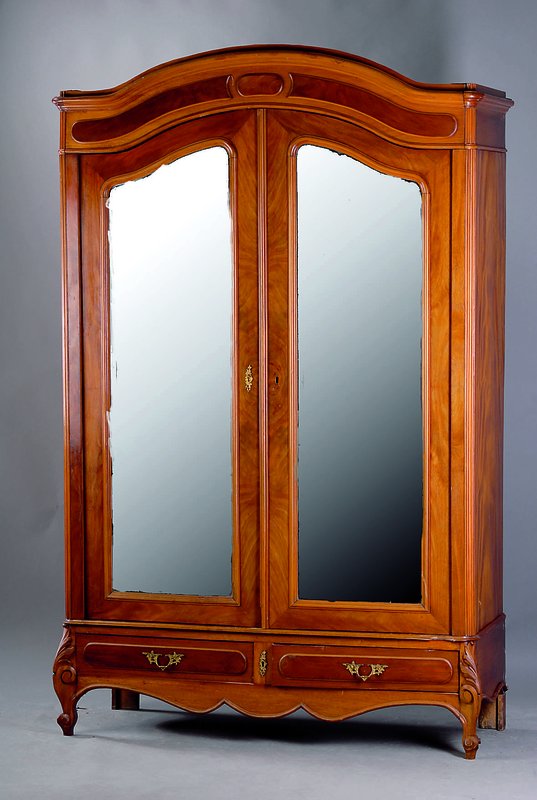 Schlafzimmerschrank, Frankreich, um 1890, Korpus Eiche massiv, kompl. auf Rahmen gearb., Nußbaum/Wurzelnußfurnier gesp. verlegt, 2 integr. ...