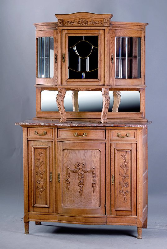 Aufsatzschrank, Frankreich, um 1890, Eiche massiv, kompl. a. Rahmen gearb., Inlets z.T. einfach getreppt, aufges. florale Bänderschnitzereien, ...