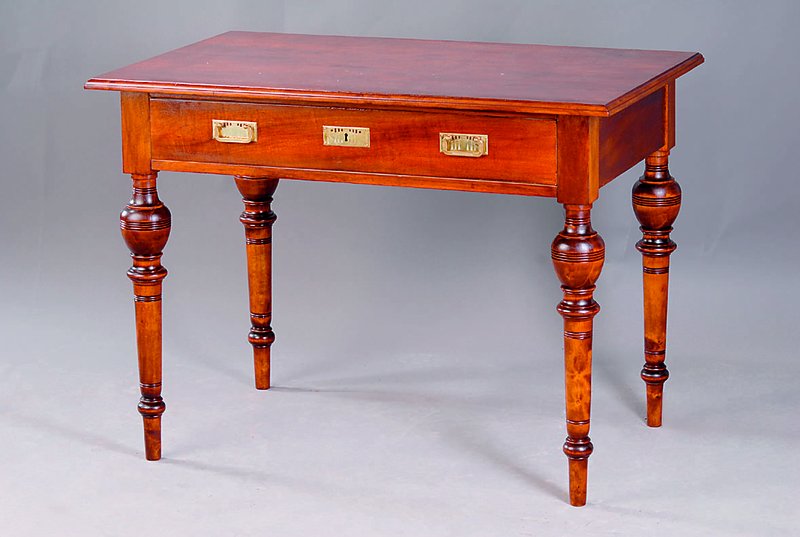 Schreibtisch, deutsch, um 1900, Wurzelnußfurnier gesp. verlegt, integr. Schublade, Jugendstilbeschl., Beine reiche Drechselarbeit, Beine Buche ...