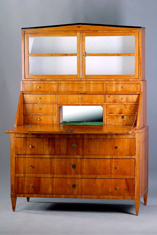 Aufsatzsekretär, westdeutsch, um 1815/20, Korpus WH, Kirschbaum/Kirschbaumwurzelfurnier, z.T. 4-fach gesp. verlegt, 3-schübig, Mittelteil ...